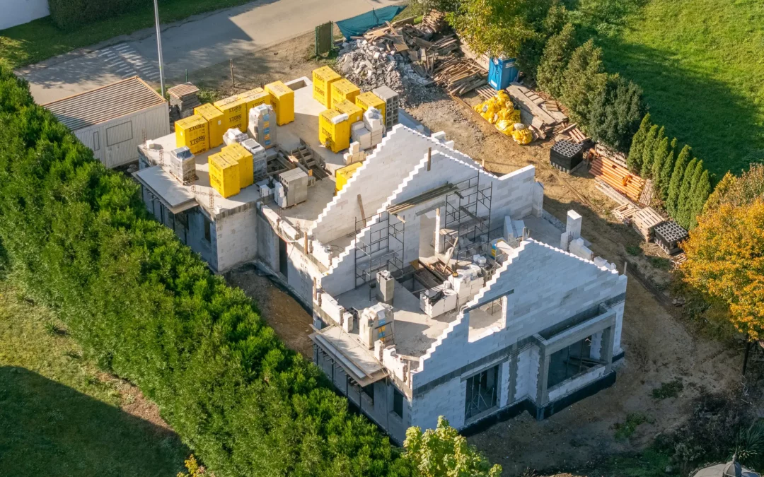 Budowa domów w zabudowie bliźniaczej z projektu firmy ARCHON „Dom w rabarbarze” w Domasławiu