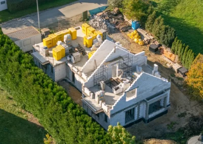 Budowa domów w zabudowie bliźniaczej z projektu firmy ARCHON „Dom w rabarbarze” w Domasławiu